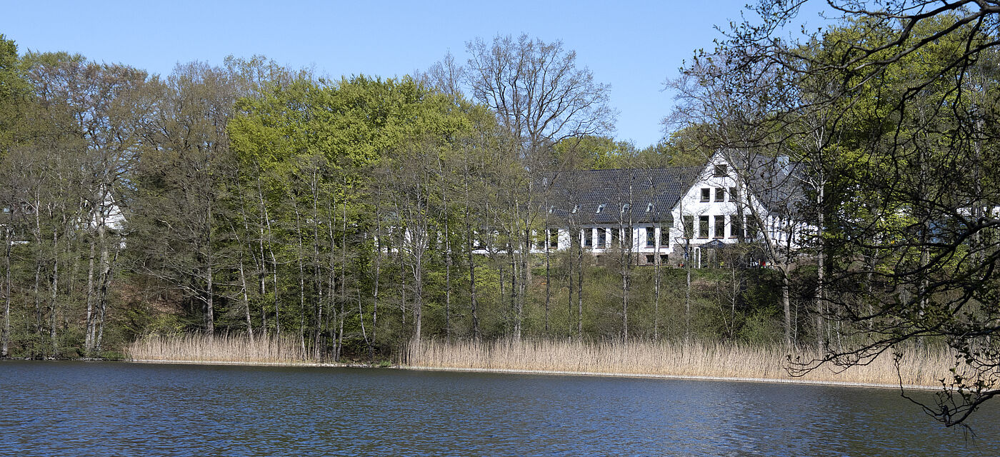 Blick vom See auf das Akademiezentrum Sankelmark